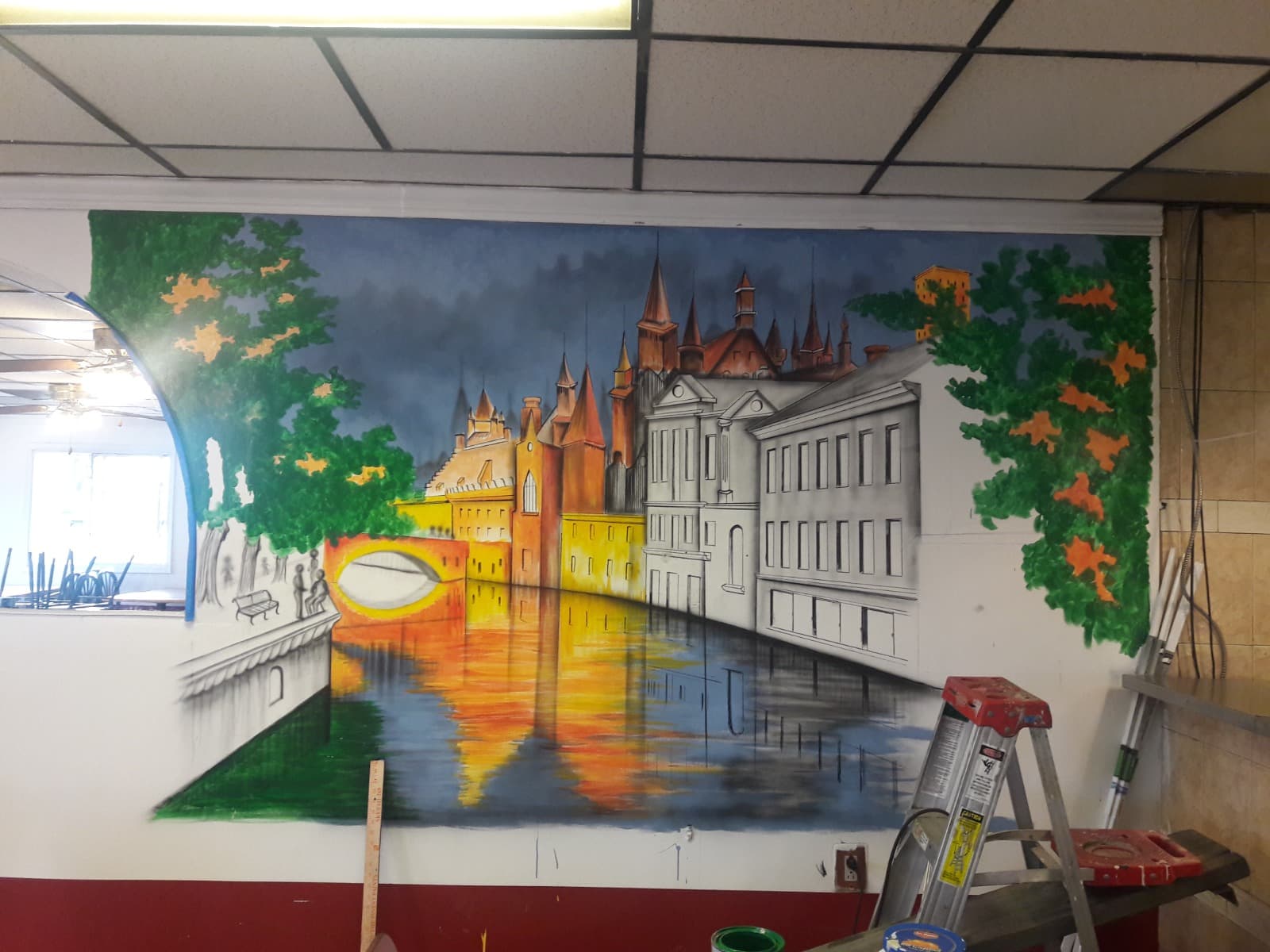 Mural de una ciudad pintado en una pared interior