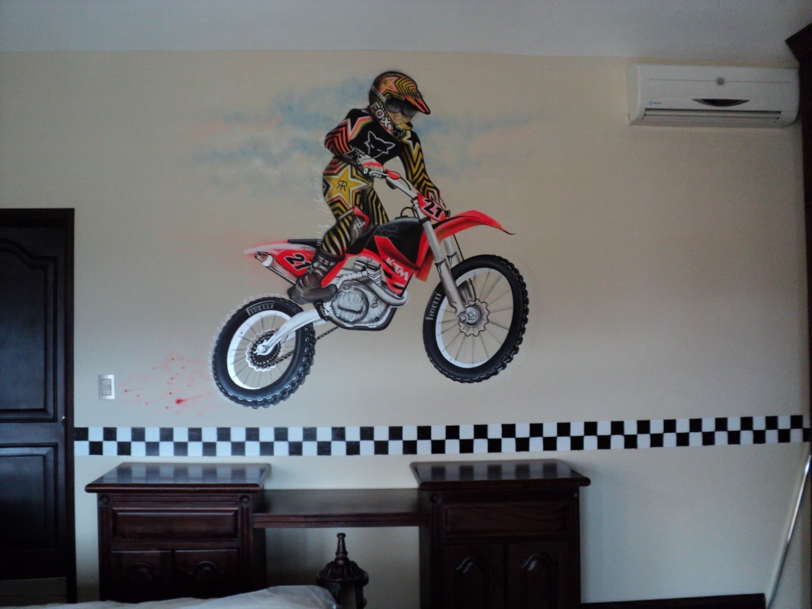 Mural de motocross pintado en un dormitorio infantil