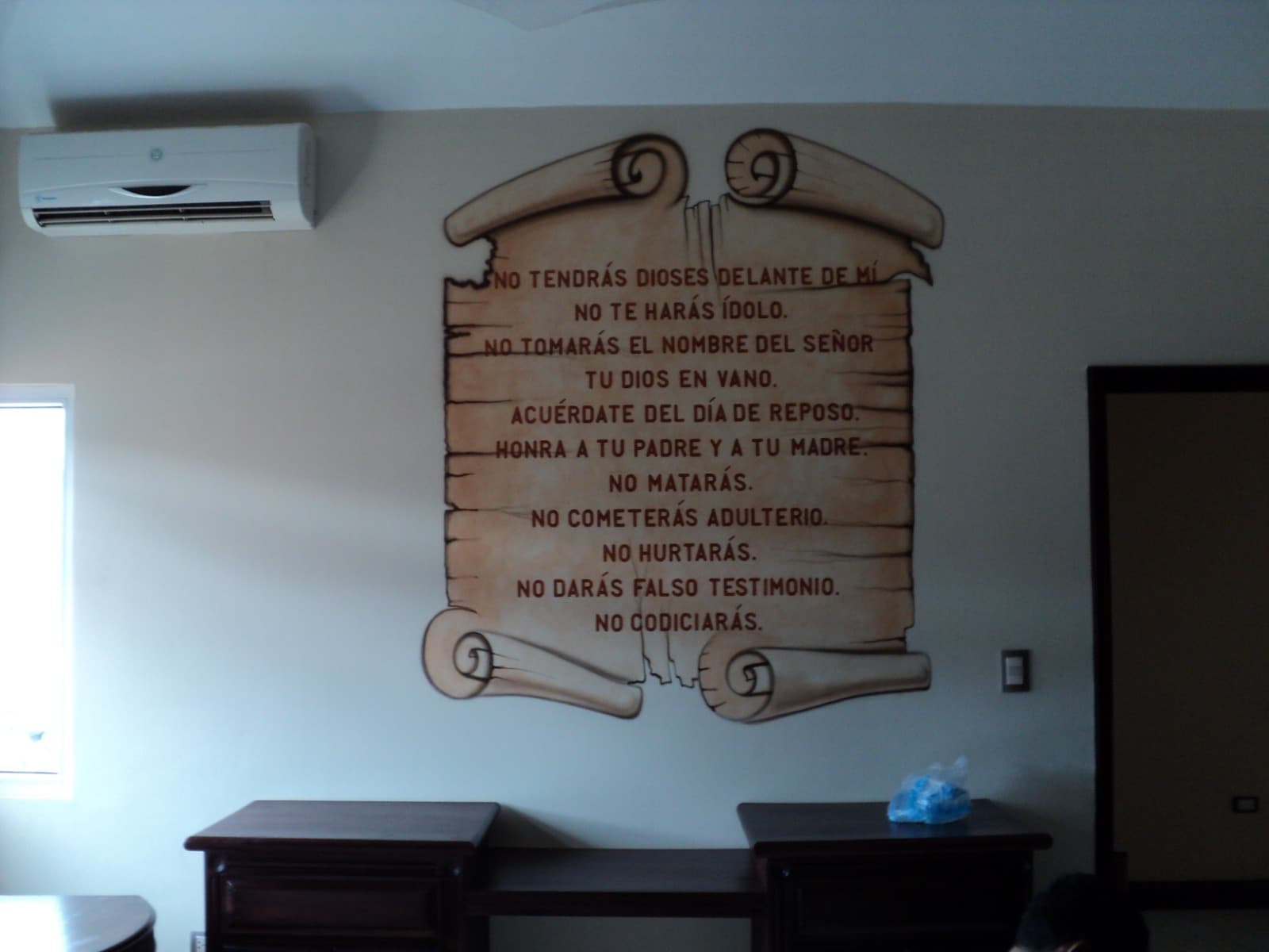 Mural de un pergamino pintado a mano