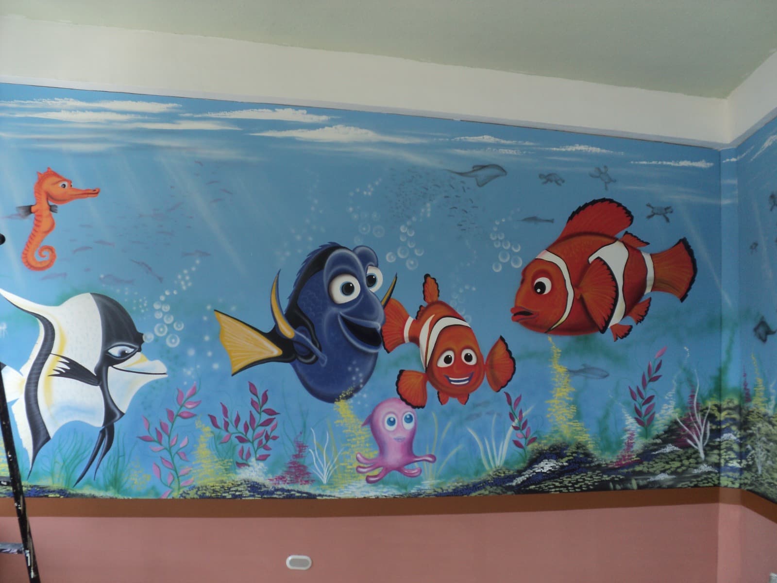 Mural infantil con Nemo, Dory y otros personajes marinos