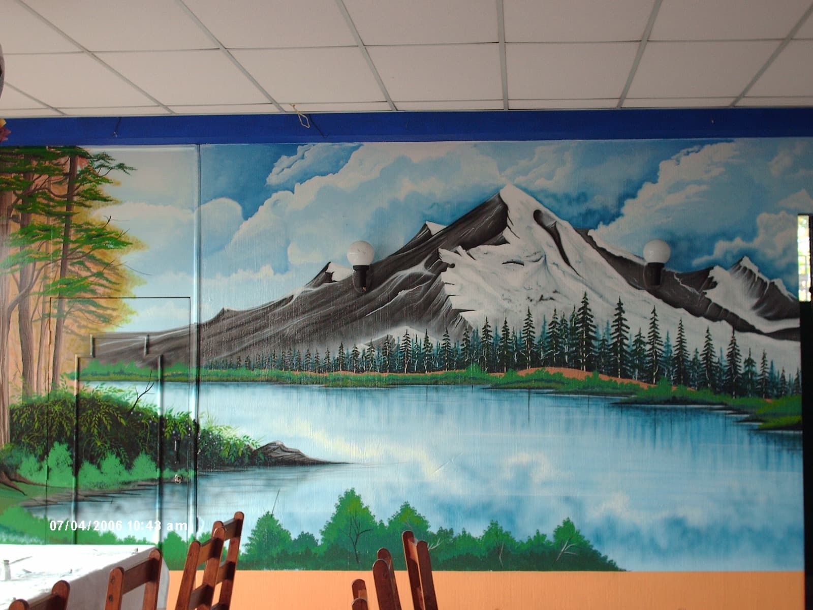 Mural panorámico de un lago y montañas