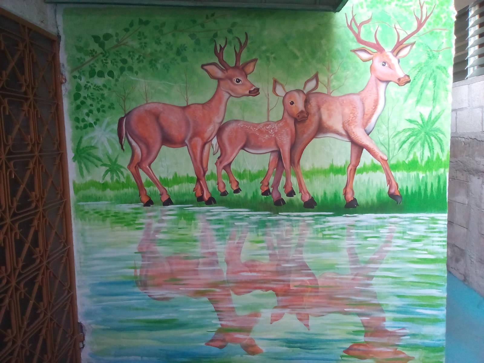 Mural de venados junto al agua