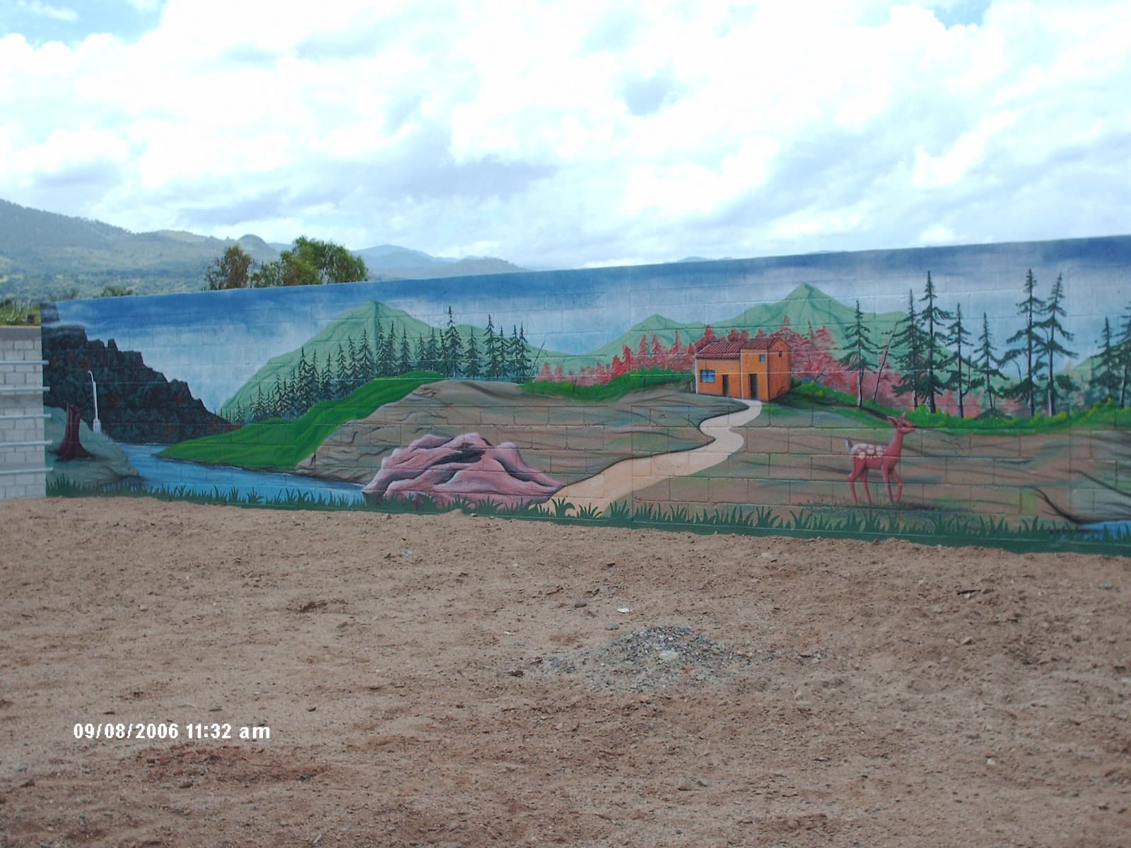 Mural de paisaje pintado en un muro exterior