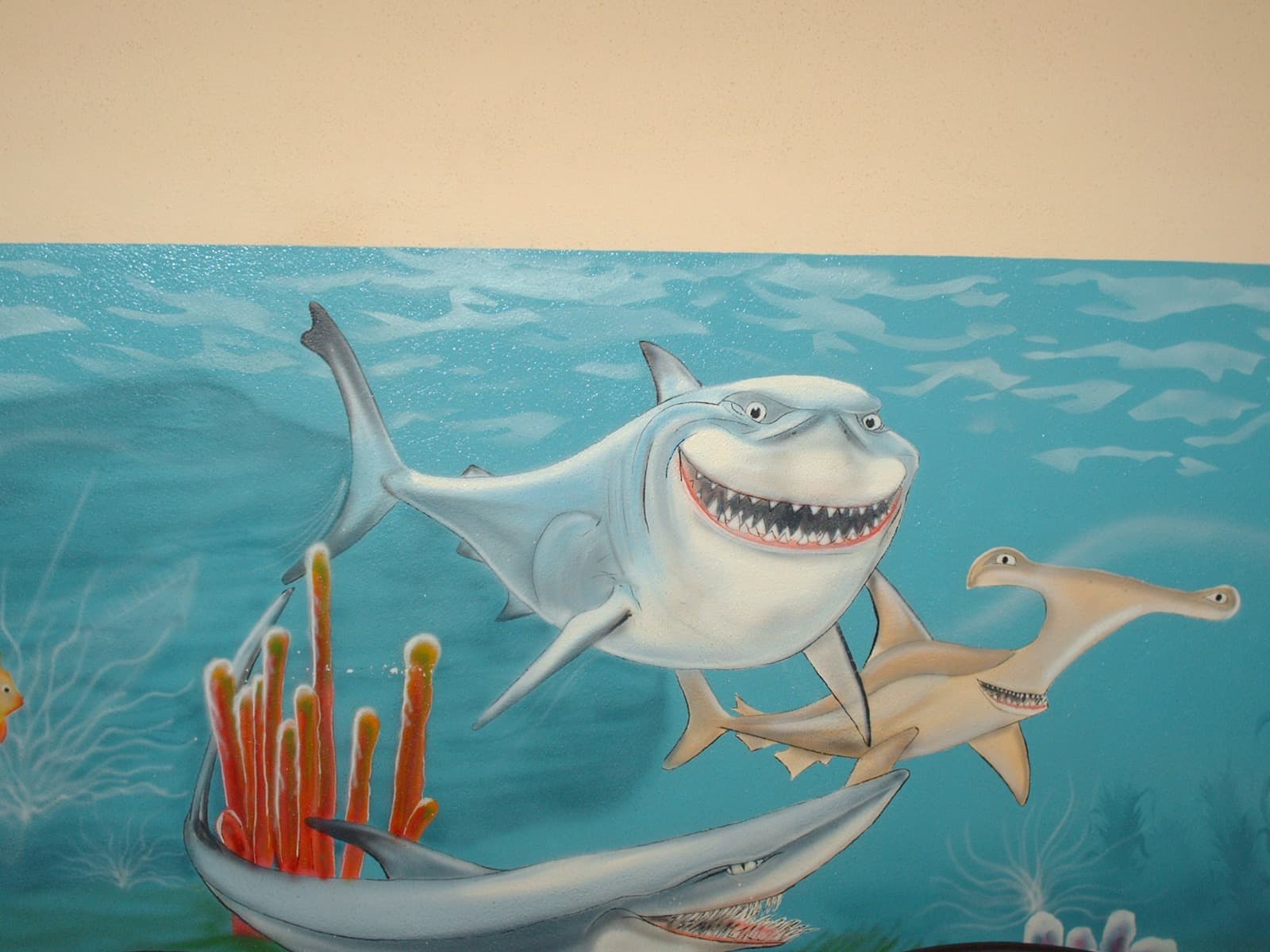 Mural infantil con los tiburones de Buscando a Nemo