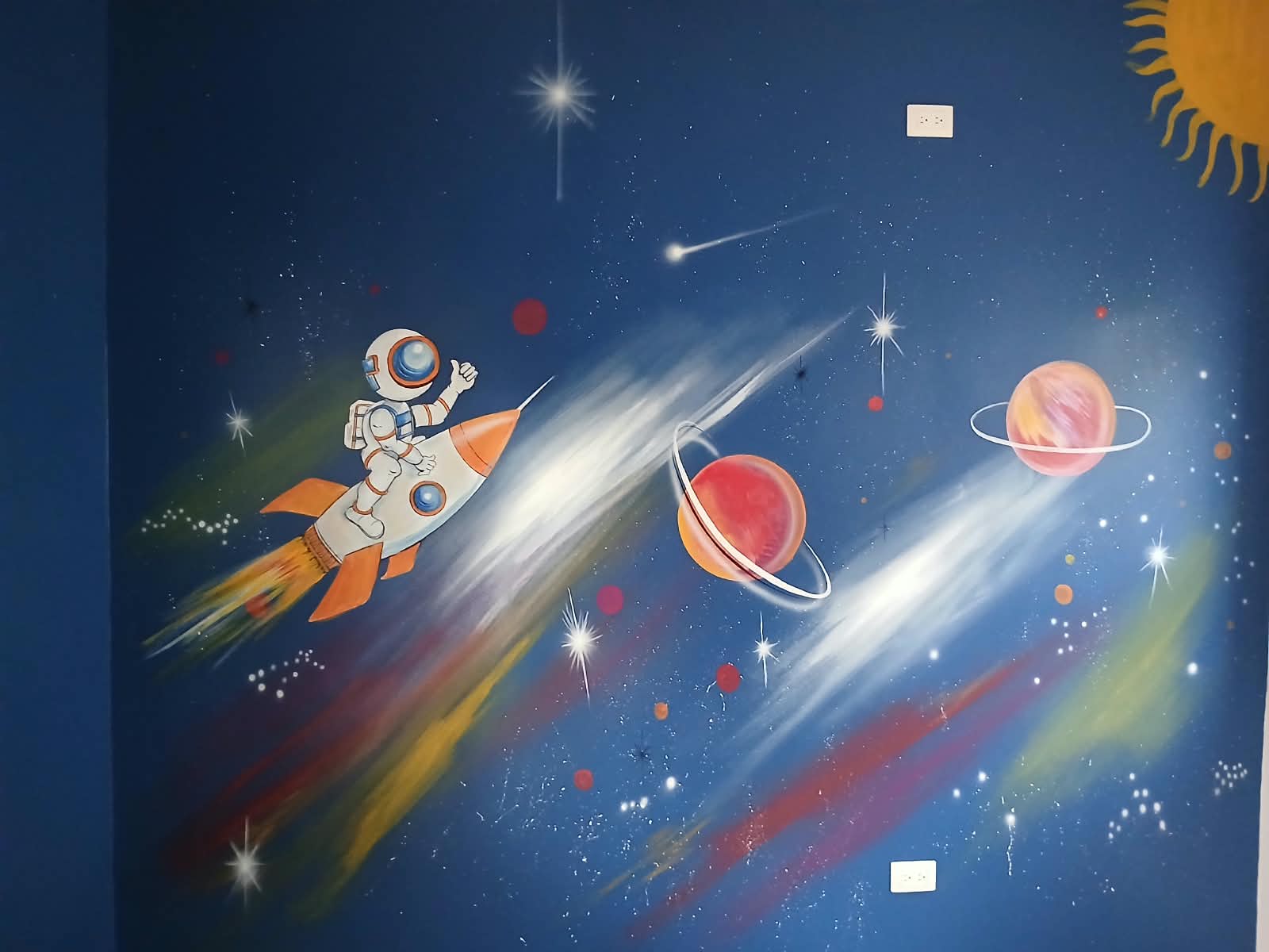 Mural infantil del espacio con astronauta, cohete y planetas