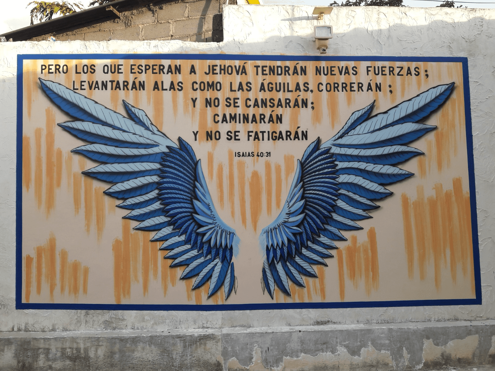 Mural de alas azules con el texto de Isaías 40:31