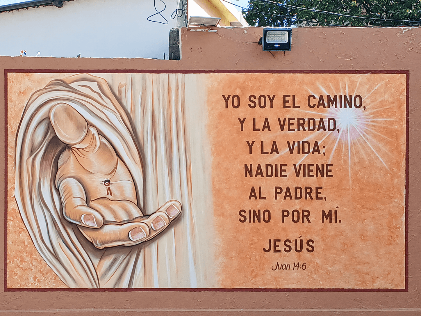 Mural de una mano extendida con el texto de Juan 14:6