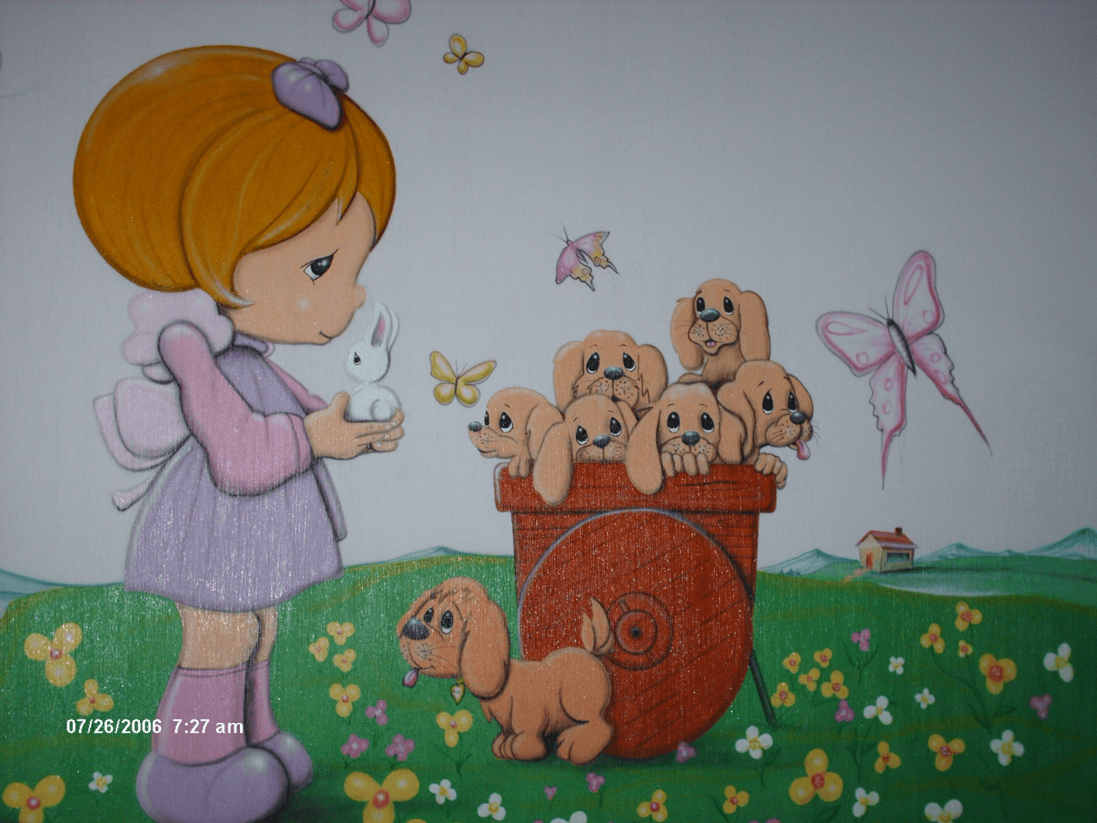 Mural infantil de una niña sosteniendo un conejo junto a perritos y mariposas