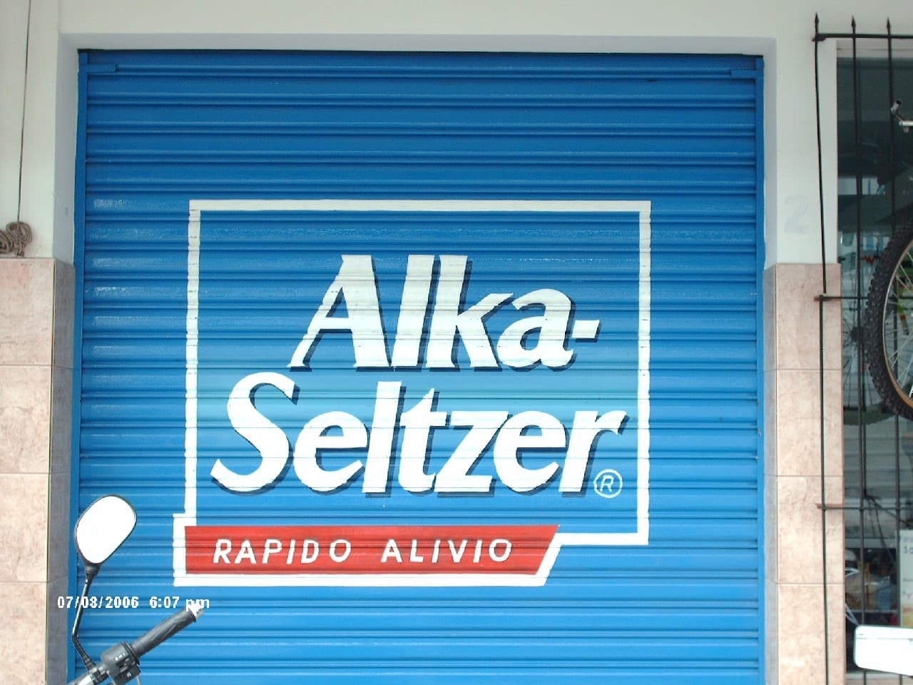 Publicidad de Alka-Seltzer pintada sobre una persiana azul