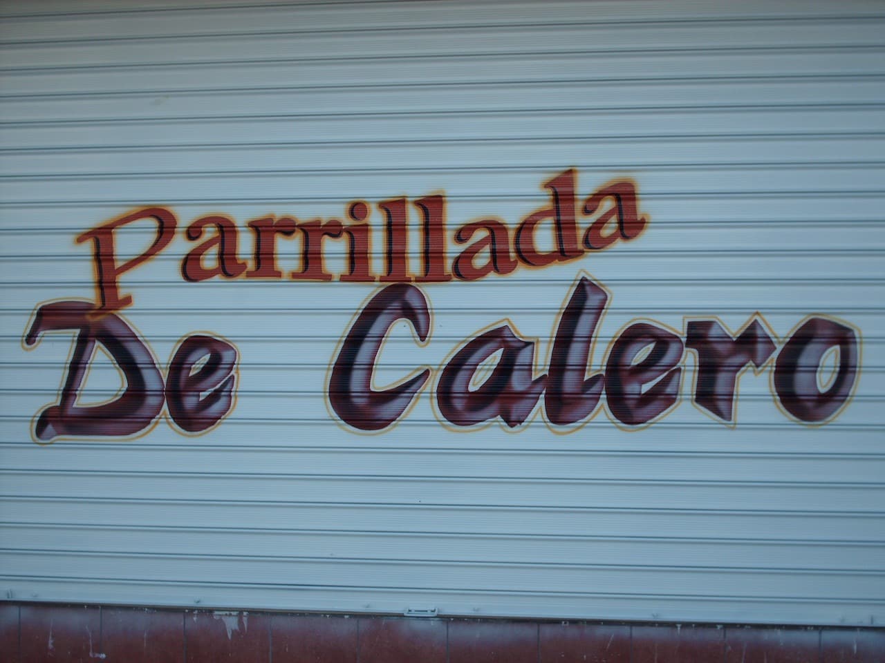 Letras pintadas a mano para Parrillada de Calero sobre una persiana