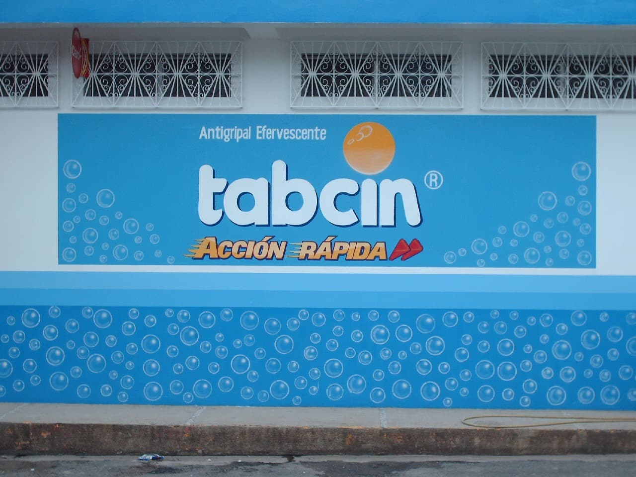 Mural publicitario de Tabcin Acción Rápida pintado en un negocio