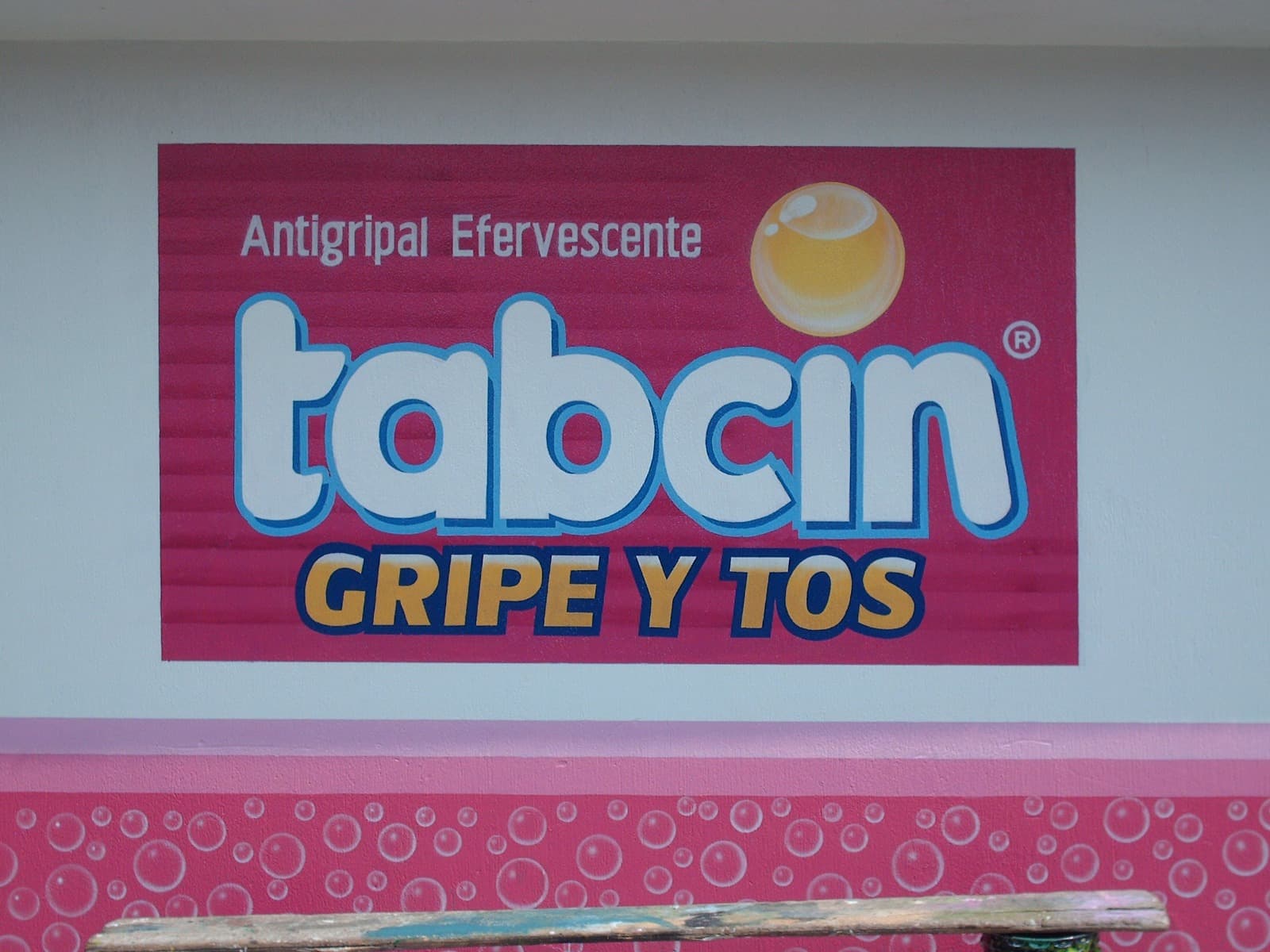 Mural publicitario de Tabcin Gripe y Tos pintado a mano