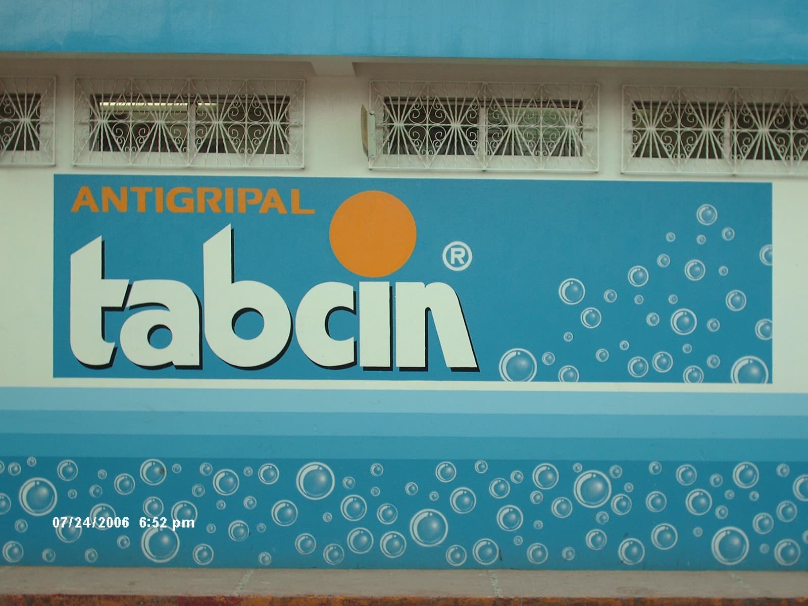 Rotulación de Tabcin con burbujas pintadas sobre una pared comercial