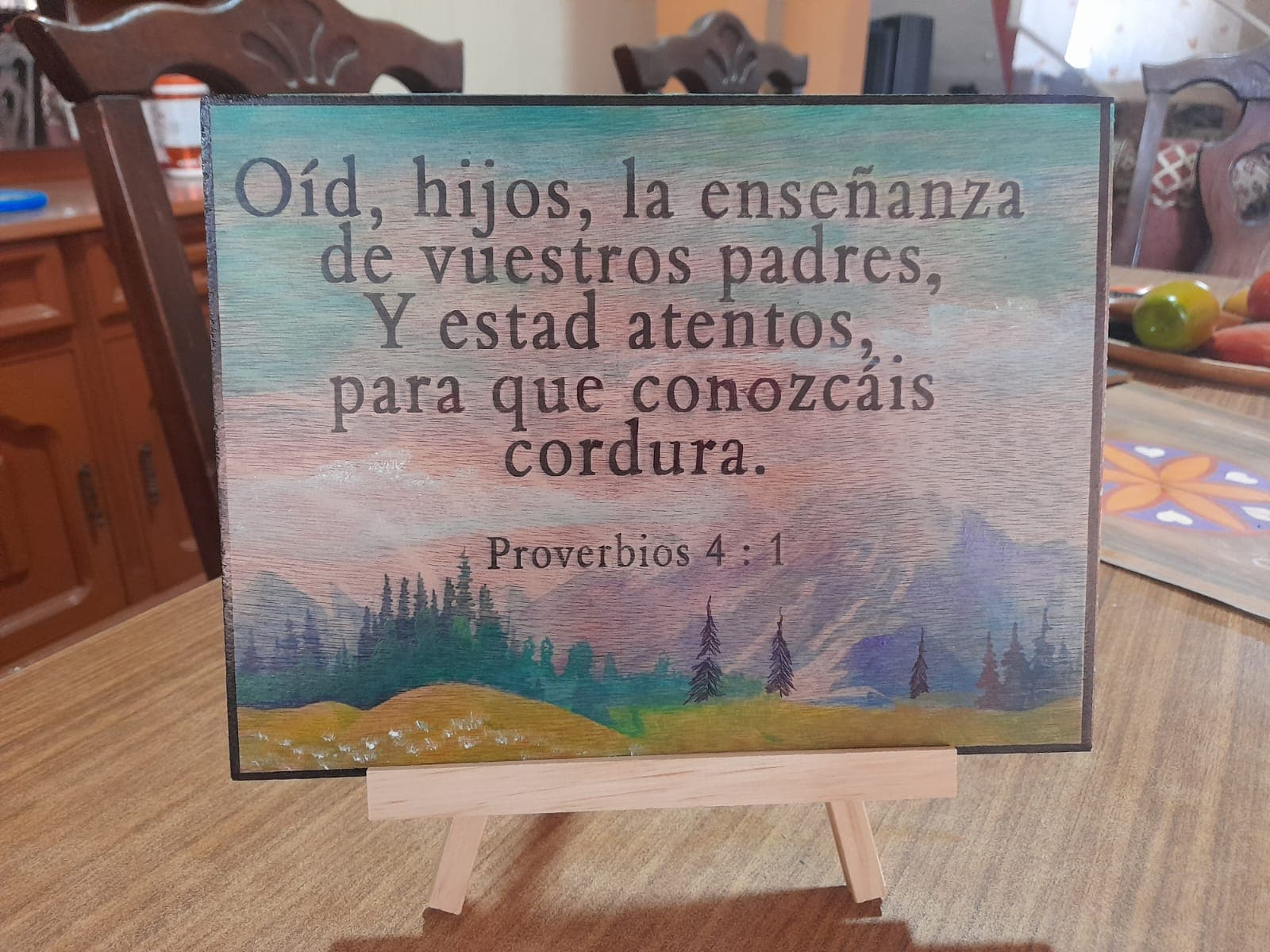 Cuadro pintado sobre madera con paisaje de montañas