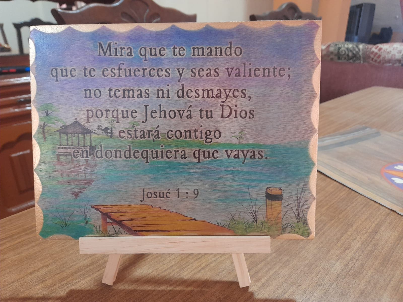 Cuadro sobre madera con lago y muelle