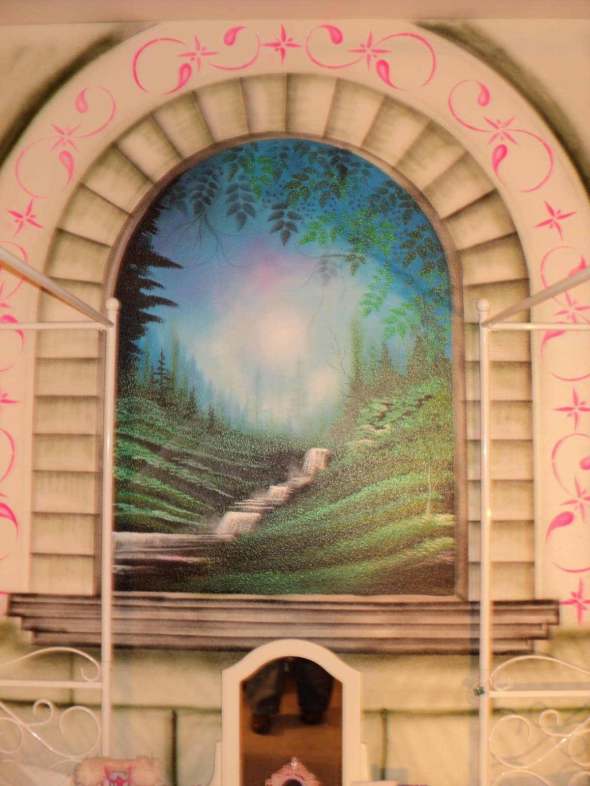 Mural de un bosque pintado por Estuardo